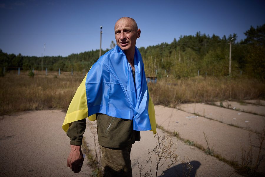 Звільнений іде з прапором