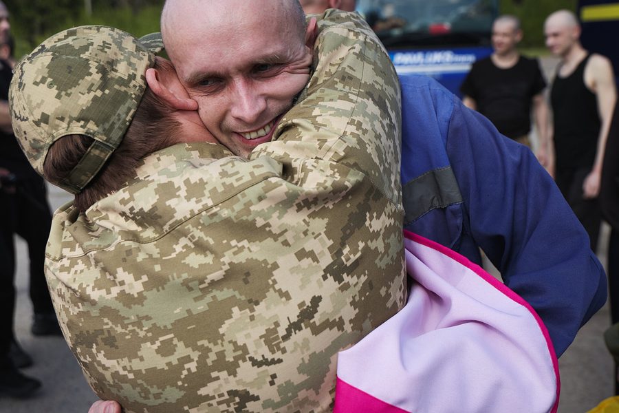 Обійми на зустрічі