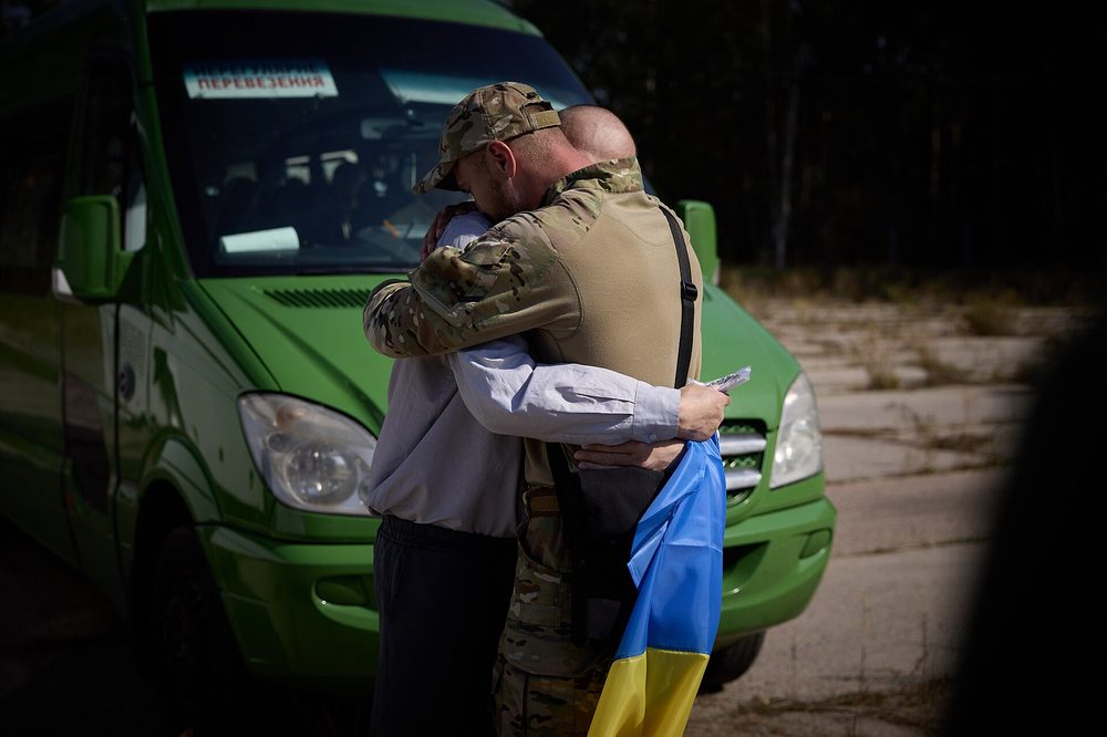 Обійми біля автобуса обміну