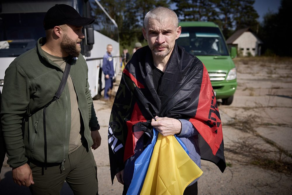 Звільнений іде додому з прапором